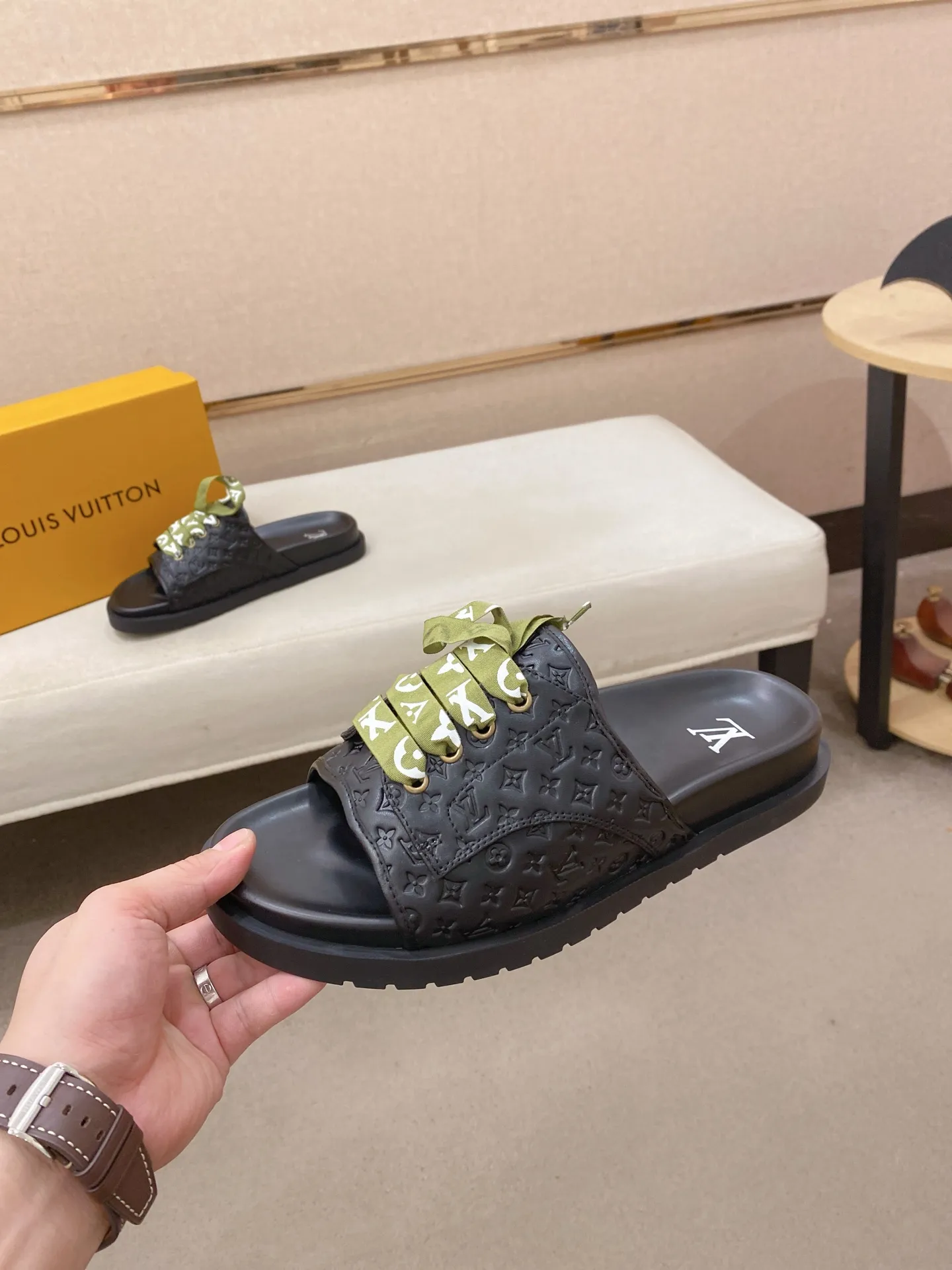 Men's shoes 💰: 340💰Made by LV🔍Top purchasing agents. Men's spring and summer slippers are available at the same counter. The uppers are imported cowhide from Italy, with logo graphics and high-quality craftsmanship. Soles: original soles specially provided by the original factory. Exclusive movable molded soles are super comfortable. Original goods follow orders. 🔍🔍High quality. You can enter and exit the counter at will. Welcome to compare. Size 38-44.